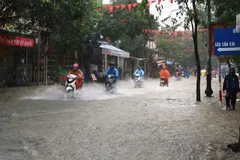Miền Trung xuất hiện tổ hợp thời tiết xấu