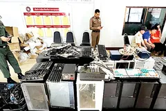 Cảnh sát Thái Lan thu giữ các thiết bị dùng để lừa đảo tại khu vực gần biên giới với Myanmar. Ảnh: COMMSRISK