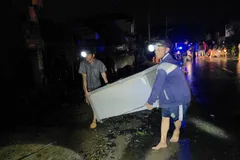 Người dân Đắk Lắk chạy lũ trong đêm