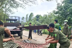 Công an xã Ia Pa tham gia giúp dân khắc phục nhà cửa bị hư hỏng. Ảnh: DUY ANH