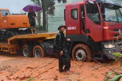 Hình ảnh người lính quyết tâm 'mở đường thắng lợi' giúp đỡ đồng bào trong mưa lũ