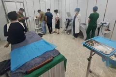 Nhân viên mới tốt nghiệp cấp 3 phẫu thuật 'nâng ngực'