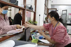 Công chức phường Bình Hưng Hòa A, quận Bình Tân giải quyết thủ tục hành chính cho người dân. Ảnh: NGÔ BÌNH