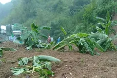 Quảng Ngãi: Sạt lở trên đèo Lò Xo, giao thông chia cắt