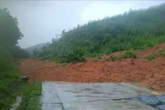 Nhiều tuyến quốc lộ qua khu vực miền Trung vẫn bị ách tắc do ngập úng, sạt lở