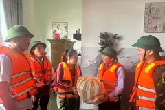 Đồng chí Trần Cẩm Tú tặng quà động viên người dân trong vùng bị lũ cô lập