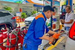Đổ xăng E10 tại cây xăng Petrolimex trên đường Phạm Hồng Thái, phường Bến Thành, TPHCM. Ảnh: HOÀNG HÙNG