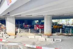 Gầm cầu Lò Gốm lâu nay trở thành khu vực tập kết các loại xe. Ảnh: THIÊN PHÁT