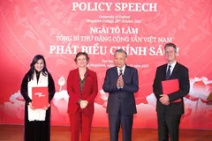 Tổng Bí thư Tô Lâm (thứ 3, từ trái sang) và Giáo sư Irene Tracey, Hiệu trưởng Đại học Oxford (thứ 2, từ trái sang) chứng kiến Phó Tổng giám đốc Vietjet Hồ Ngọc Yến Phương (bìa trái) và Giáo sư Myles Allen, Giám đốc Trung tâm Oxford Net Zero, ĐH Oxford (bìa phải) trao văn kiện công bố kết quả công trình nghiên cứu Net Zero Carbon