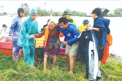 Lực lượng quân đội sử dụng xuồng ứng cứu, sơ tán người dân ở phường An Nhơn Đông (tỉnh Gia Lai) ra khỏi vùng nguy hiểm. Ảnh: XUÂN HUYÊN