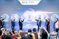 Các đại biểu bấm nút khởi động phần mềm tại lễ mắt