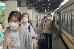 Hành khách xuất phát từ ga Sài Gòn về quê ăn tết vào ngày 10-1. Ảnh: THANH HẢI 