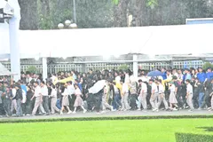 TPHCM: Người dân xếp hàng, đội mưa viếng Tổng Bí thư Nguyễn Phú Trọng