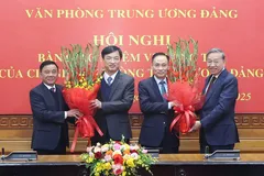 Bàn giao nhiệm vụ của Chủ nhiệm Ủy ban Kiểm tra TW và Chánh Văn phòng TW Đảng