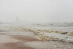 Quy Nhơn bắt đầu có gió giật mạnh, sóng biển dữ dội