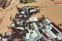 Những nhà dân đang bị nước lũ "bao vây" ở phường Quy Nhơn Đông