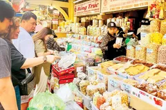 TPHCM: Sức mua hàng Tết tăng nhiệt 