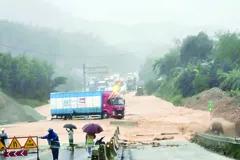 Miền Trung căng mình chống chọi lũ dữ, sạt lở