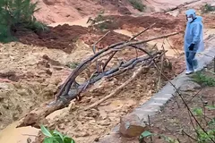 Quảng Ngãi: Sạt lở hàng ngàn mét khối đất, chia cắt Quốc lộ 24