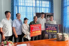Trao gần 1,6 tỷ đồng giúp ông Ba Minh xây dựng mái ấm mới