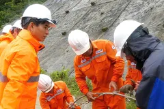 EVNCPC khôi phục cấp điện cho hơn 400.000 khách hàng bị ảnh hưởng do mưa lũ