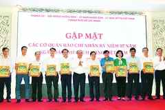 Chủ tịch nước Nguyễn Xuân Phúc, Chủ tịch UBND TPHCM Phan Văn Mãi tặng quà, chúc mừng các cơ quan báo chí tại buổi gặp mặt tối 20-6