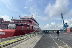 Mở tuyến vận tải hành khách bằng tàu cao tốc từ Cầu tàu số 4 - Bến tàu cao tốc Bạch Đằng, phường Sài Gòn đến Bến thủy nội địa cầu đò Tam Thôn Hiệp, xã Bình Khánh. Ảnh: QUỐC HÙNG