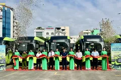 Nghi thức cắt băng chuyển đổi 58 xe buýt điện thay thế xe chạy khí CNG. Ảnh: QUỐC HÙNG