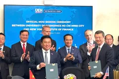 Đồng chí Nguyễn Văn Được chứng kiến lễ ký kết Biên bản ghi nhớ hợp tác giữa Đại học Kinh tế TPHCM và Viện Tài chính New York