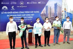 Phó Chủ tịch UBND TPHCM Lê Hòa Bình (bìa trái) và Chủ tịch TP Thủ Đức Hoàng Tùng (thứ 4 từ trái qua) chúc mừng chủ đầu tư và các nhà thầu