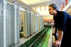 Tập đoàn bất động sản hàng đầu Trung Quốc Evergrande có khoản nợ khổng lồ 300 tỷ USD đang đứng bên bò vực..