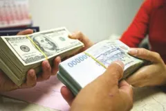 Giá USD ngân hàng kịch trần, thị trường tự do vượt mốc 26.400 đồng