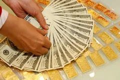 Vàng bất động, tỷ giá ngân hàng tăng kịch trần