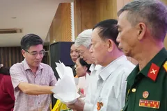 Deputy Director of Ho Chi Minh City’s Department of Home Affairs, Pham Van Tuyen, presents gifts to the delegation of exemplary individuals credited with meritorious services. (Photo: SGGP)