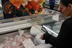 Thịt ngoại “rẻ như cho” - thịt nội “lao đao”