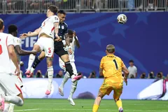 Lautaro Martinez đánh đầu ấn định chiến thắng 2-1 cho Argentina. Ảnh:THX