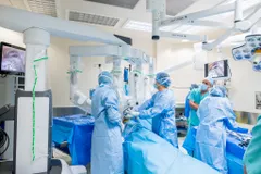 Đội ngũ y bác sĩ FV thực hiện một ca mổ ung thư phổi bằng robot da Vinci Xi