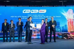 Trao thoả thuận hợp tác giữa VIFC-HCMC và LSE. 