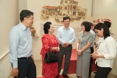Khách tham quan nhà triển lãm nước mắm 