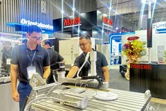Doanh nghiệp giới thiệu công nghệ tại triển lãm. Ảnh: THANH DUNG 