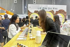 Khách tham quan triển lãm 
