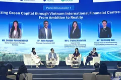 Các khách mời tham gia phiên thảo luận tại hội nghị 