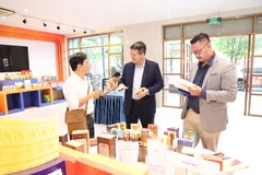 Các doanh nghiệp trao đổi bên lề hội nghị. 