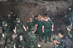 Đại tướng Nguyễn Trọng Nghĩa kiểm tra công tác tìm kiếm hài cốt liệt sĩ. Ảnh: VIỆT DŨNG