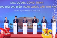 Thủ tướng Phạm Minh Chính cùng các đại biểu thực hiện nghi thức bấm nút khởi công, khánh thành đồng loạt 234 dự án lớn trên cả nước