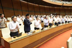 Các đại biểu đoàn TPHCM cảm ơn Quốc hội đã biểu quyết thông qua dự thảo Luật Phát triển đô thị, sáng 24-8. Ảnh: QUANG PHÚC
