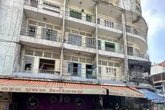 Chung cư 155-157 Bùi Viện, phường Bến Thành, đã di dời người dân đến nơi tạm cư. Ảnh: THANH HIỀN