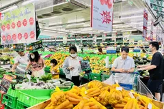 Khách mua rau củ quả các loại tại MM Mega Market Hiệp Phú, TPHCM. Ảnh: GIA HÂN