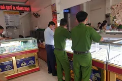Cơ quan chức năng kiểm tra một cửa hàng kinh doanh vàng