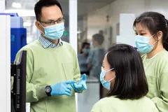 Từ tuyến đầu chống dịch đến Giáo sư Oxford